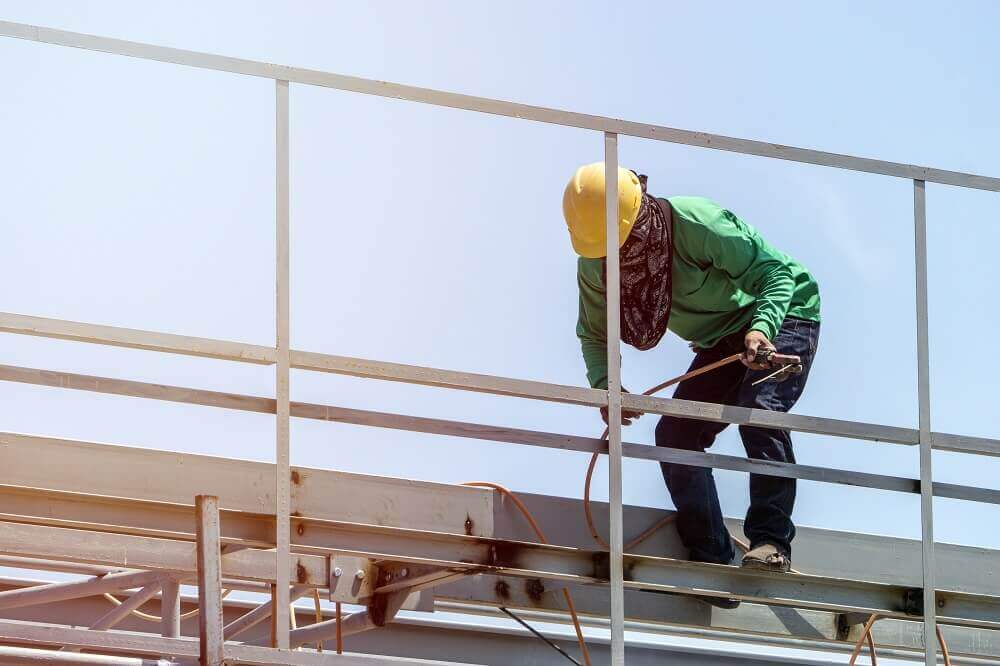 Collectieve valbeveiliging voor man die werkt op hoogte