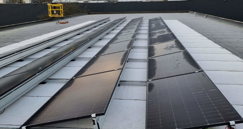 Zonnepanelen op bedrijfshal in Deurne